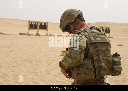 Un Soldato della Task Force Spartan della 130a Brigata di artiglieria sul campo partecipa al TF Spartan 2° Concorso annuale di Marchmanship delle armi leggere, 28 aprile 2021, presso il complesso Udairi Range, Camp Buehring, Kuwait. Questo concorso è stato concepito per migliorare la coesione unitaria, instill esprit de Corps e identificare i marksmen superiori da ciascuna delle unità di comando di sostegno principali di TFS. Foto Stock