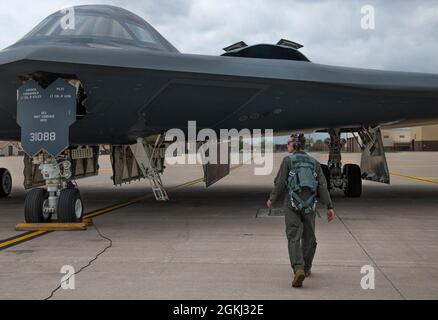 U.S. Air Force staff Sgt. Elizabeth Lambert, 509th Aircraft Maintenance Squadron, responsabile dell'equipaggio dedicato assegnato allo Spirit of New York, si avvicina a un B-2 Spirit parcheggiato sulla linea di volo alla base dell'aeronautica di Whiteman, Missouri, 28 aprile 2021. Lambert ha ricevuto il premio Thomas N. Barnes Crew Chief of the Year Award per il suo lavoro come capo equipaggio dedicato di The Spirit of New York, insieme a questo premio, ha guadagnato l'opportunità di volare nel bombardiere furtivo. Foto Stock