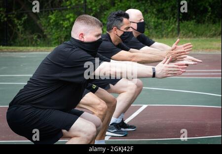 I soldati con l'Istituto di Ricerca dell'esercito di Walter Reed prendono parte ai tratti di riscaldamento mentre si preparano per prendere il nuovo test di idoneità di combattimento dell'esercito, 29 aprile 2021. Il sistema ACFT è composto da sei eventi: Deadlift massimo a 3 ripetizioni, potenza di tiro in piedi, Push-UPS a rilascio manuale, Sprint-drag-carry, Tuck o Plank gamba e corsa di 2 miglia. Foto Stock