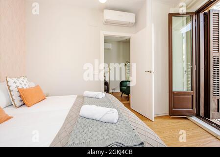 Letto king size nella camera da letto con balcone e aria condizionata in un appartamento in affitto per le vacanze Foto Stock