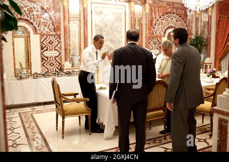 Il presidente Barack Obama incontra il personale senior, tra cui Mark Lippert, capo dello staff della NSC, e Rahm Emanuel, a Riyadh, Arabia Saudita, 3 giugno 2009. (Foto ufficiale della Casa Bianca di Pete Souza) questa fotografia ufficiale della Casa Bianca è resa disponibile per la pubblicazione da parte delle organizzazioni di notizie e/o per uso personale per la stampa dal soggetto(i) della fotografia. La fotografia non può essere manipolata in alcun modo o utilizzata in materiali, pubblicità, prodotti o promozioni che in qualsiasi modo suggeriscano l'approvazione o l'approvazione del presidente, della prima famiglia o della Casa Bianca. Foto Stock