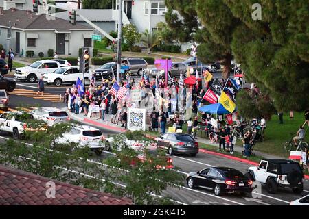 I manifestanti si riuniscono nei pressi del Long Beach City College per protestare contro un voto Nessun rally per Gavin Newsom, alla presenza del presidente Joe Biden, lunedì 13 settembre 2021 Foto Stock