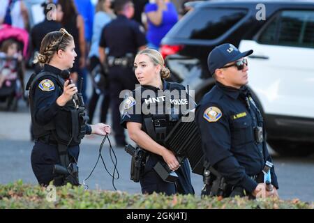 Ostaggio e negoziazione ufficiali tattici parlare ai manifestanti riuniti vicino al Long Beach City College per protestare contro un voto Nessun rally per Gavin Newsom, partecipare Foto Stock