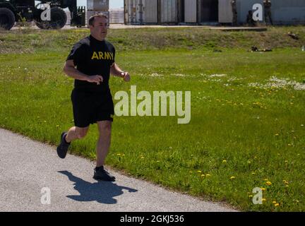 SGT. 1° Classe Jonathan Peters, soldato con truppa A, 1° Squadrone, 113° Reggimento Cavalleria, Iowa Army National Guard, corre per due miglia durante un corso di Certificazione Army Combat Fitness Test 3.0 a Camp Bondsteel, Kosovo, il 29 aprile 2021. La corsa è l’evento finale dell’ACFT e mette alla prova la resistenza e la forza mentale di un soldato. Foto Stock