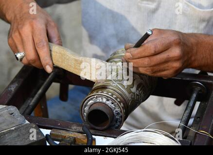 Damasco, Siria. 14 settembre 2021. Un artigiano produce una pentola di ottone intarsiato d'argento nella sua bottega a Damasco, Siria, il 14 settembre 2021. Credit: Ammar Safarjalani/Xinhua/Alamy Live News Foto Stock