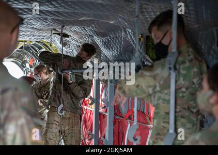 Esercito Sgt. Kevin Swanson, un ingegnere di volo della B Company, 2° Battaglione di Aviazione di supporto Generale, 501st Regiment di Aviazione, Brigata di Aviazione di combattimento, 1° Divisione Armored da Fort Bliss, Texas, mostra i soldati della 738th Area Support Medical Company, 81st Troop Command, Indiana National Guard of Lafayette, Ind., Come apporre una lettiera in un aereo CH-47 Chinook, durante Exercise Guardian Response 21 a Camp Atterbury, Ind., 29 aprile 2021. Guardian Response è un'esercitazione multi-componente Homeland Emergency Response gestita dalla 78° Divisione di addestramento della Army Reserve. Foto Stock