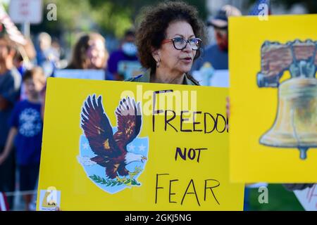 I manifestanti si riuniscono nei pressi del Long Beach City College per protestare contro un voto Nessun rally per Gavin Newsom, alla presenza del presidente Joe Biden, lunedì 13 settembre 2021 Foto Stock