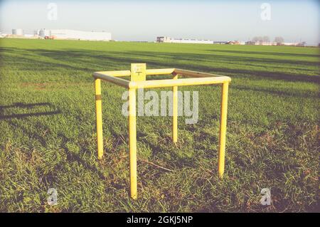 GADKI, POLONIA - 18 ottobre 2016: Un punto di gas di metallo giallo su un campo agricolo a Gadki, Polonia Foto Stock