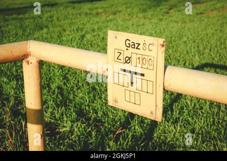 GADKI, POLONIA - 18 ottobre 2016: Un punto di gas di metallo giallo su un campo agricolo a Gadki, Polonia Foto Stock