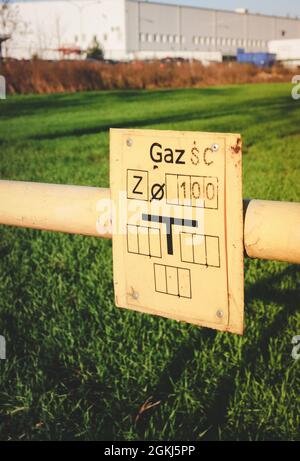 GADKI, POLONIA - 18 ottobre 2016: Un punto di gas di metallo giallo su un campo agricolo a Gadki, Polonia Foto Stock