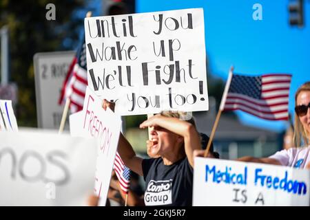 I manifestanti si riuniscono nei pressi del Long Beach City College per protestare contro un voto Nessun rally per Gavin Newsom, alla presenza del presidente Joe Biden, lunedì 13 settembre 2021 Foto Stock