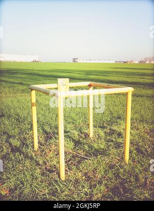 GADKI, POLONIA - 18 ottobre 2016: Un punto di gas di metallo giallo su un campo agricolo a Gadki, Polonia Foto Stock