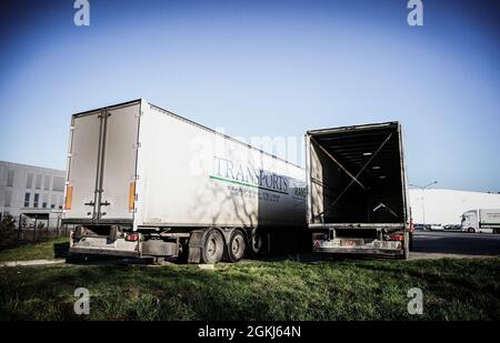 GADKI, POLONIA - Ott 18, 2016: Un camion di trasporto parcheggiato su un parcheggio aziendale a Gadki, Polonia vista attraverso un buco Foto Stock