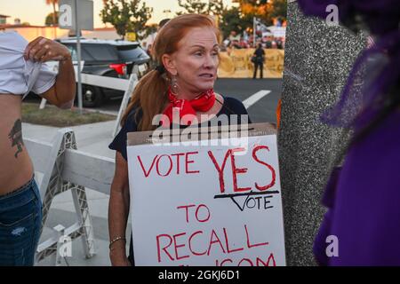 I manifestanti si riuniscono nei pressi del Long Beach City College per protestare contro un voto Nessun rally per Gavin Newsom, alla presenza del presidente Joe Biden, lunedì 13 settembre 2021 Foto Stock