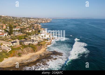 Vista aerea della spiaggia di Windansea a la Jolla con case costiere costose. Foto Stock