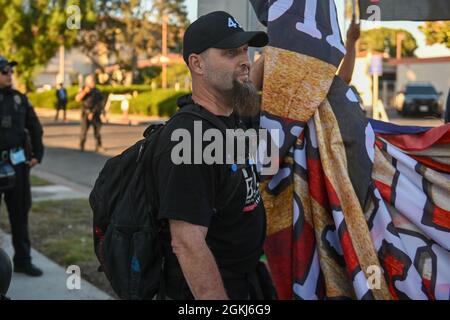 I manifestanti si riuniscono nei pressi del Long Beach City College per protestare contro un voto Nessun rally per Gavin Newsom, alla presenza del presidente Joe Biden, lunedì 13 settembre 2021 Foto Stock