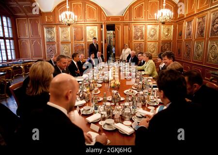 Il presidente Barack Obama partecipa a un incontro bilaterale allargato con la cancelliera tedesca Angela Merkel al castello di Dresda, 5 giugno 2009. (Foto ufficiale della Casa Bianca di Pete Souza) questa fotografia ufficiale della Casa Bianca è resa disponibile per la pubblicazione da parte delle organizzazioni di notizie e/o per uso personale per la stampa dal soggetto(i) della fotografia. La fotografia non può essere manipolata in alcun modo o utilizzata in materiali, pubblicità, prodotti o promozioni che in qualsiasi modo suggeriscano l'approvazione o l'approvazione del presidente, della prima famiglia o della Casa Bianca. Foto Stock