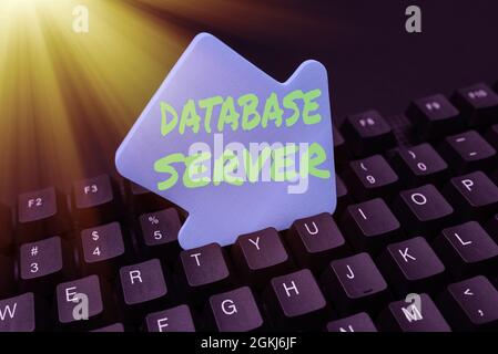 Server database didascalie concettuali. Word written on utilizza un'applicazione di database che fornisce servizi di database digitando il concetto New Email Titles (nuovi titoli e-mail) Foto Stock