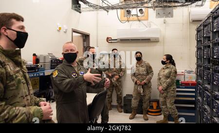 Il capo comando Lewis e il col. Craig Ppiuttosto, 47esimo comandante dell'ala di addestramento di Flying con 47esima revisione di RAWS il nuovo edificio di RAWS il 29 aprile 2021 alla base dell'aeronautica di Laughlin, Texas. Il personale dell'edificio ha mostrato le strutture migliorate a col. Pppiuttosto per mostrare le nuove capacità che questo offre la base. Foto Stock