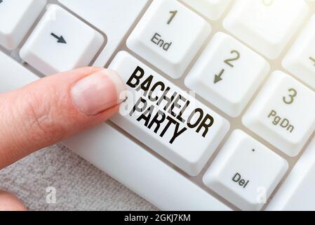 Scrittura visualizzazione testo Bachelor Party. Business vetrina una festa dato per un uomo che sta per sposarsi Lady dito mostrando-premendo tastiera Foto Stock