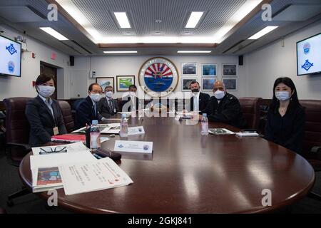 SASEBO, Giappone (30 aprile 2021) – Comandante, attività della flotta Sasebo Capt. David Adams incontra il sindaco di Sasebo Norio Tomonaga a bordo della CFAS il 30 aprile 2021. Adams e Tomonoga si incontrano periodicamente per discutere questioni che interessano sia CFAS che la Città di Sasebo e per mantenere una comunicazione aperta e promuovere la buona volontà reciproca. Foto Stock