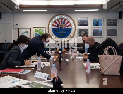 SASEBO, Giappone (30 aprile 2021) – Comandante, attività della flotta Sasebo Capt. David Adams conversa con il sindaco di Sasebo Norio Tomonaga a bordo della CFAS 30 aprile 2021. Adams e Tomonoga si incontrano periodicamente per discutere questioni che interessano sia CFAS che la Città di Sasebo e per mantenere una comunicazione aperta e promuovere la buona volontà reciproca. Foto Stock