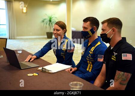 CORPUS CHRISTI, Texas – (30 aprile 2021) Navy Lt. Monica Borza, di Virginia Beach, Va., il chirurgo di volo assegnato allo Squadrone della dimostrazione di volo della Marina degli Stati Uniti, gli “Angeli blu”, Unito da Marine Corps Major. Rick Rose (centro), di Napa, Calif., un pilota di Ercole C-130 di “Fat Albert”, E Aviation Structural Mechanic (Safety Equipment) 1st Class Elliot Moore, di Bandera, Texas, un ufficiale di assicurazione di qualità per il Super Hornet F/A-18E, parla con i dirigenti della Navy Junior Reserve Training Corps della Flour Bluff High School e della Rockport-Fulton High School di essere nella Marina a americana Foto Stock