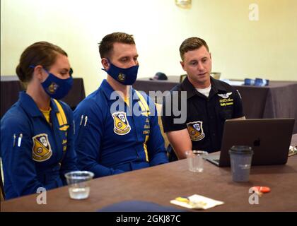 CORPUS CHRISTI, Texas – (30 aprile 2021) Aviation Structural Mechanic (Safety Equipment) 1st Class Elliot Moore (Right), di Bandera, Texas, un ufficiale di assicurazione di qualità per il F/A-18E Super Hornet assegnato allo Squadrone di dimostrazione di volo della Marina degli Stati Uniti, i “Angeli blu”, Unito dal Major Rick Rose (centro), Di Napa, California, un pilota C-130 di Hercules di “Fat Albert” e della Marina Lt. Monica Borza, di Virginia Beach, Va., il chirurgo di volo dei Blue Angels, parla con i dirigenti della Marina Junior Reserve addestramento cadetti del Flour Bluff High School e della Rockport-Fulton High School di Bein Foto Stock