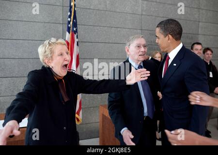 Il Presidente Barack Obama saluta il suo grande zio Charles Payne e sua moglie Melanie, che sta reagendo al vedere First Lady Michelle Obama, al servizio commemorativo al cimitero americano in Normandia a Colleville-sur-Mer, Francia, nel 65° anniversario degli sbarchi del D-Day, 6 giugno 2009. (Foto ufficiale della Casa Bianca di Pete Souza) questa fotografia ufficiale della Casa Bianca è resa disponibile per la pubblicazione da parte delle organizzazioni di notizie e/o per uso personale per la stampa dal soggetto(i) della fotografia. La fotografia non può essere manipolata in alcun modo o utilizzata in materiali, pubblicità, prodotti o pr Foto Stock