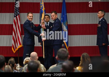 Il col. Justin Spears, 14th Operations Group Commander, Hands Lt. Col. Paul Anderson, 50th Flying Training Squadron Commander, il 50th FTS guidon alla 50th FTS change of command cerimonia, 30 aprile 2021, sulla base dell'aeronautica di Columbus, Miss. La fase avanzata della formazione di pilota laureato è condotta dal 50th FTS dove gli studenti volano il T-38C Talon addestratore velivolo. Foto Stock