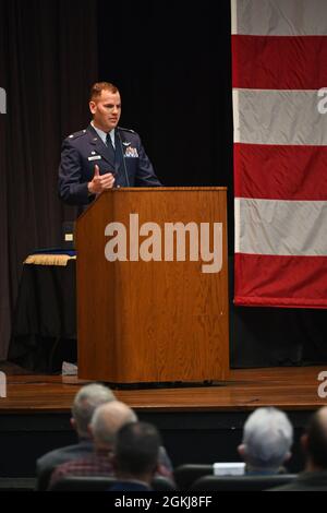 Paul Anderson, 50esimo comandante di Flying Training Squadron, parla alla 50esima cerimonia di cambio di comando FTS, il 30 aprile 2021, sulla base dell'aeronautica di Columbus, la sig.ra Anderson è un pilota esperto di caccia con ore volate nel F-16 Fighting Falcon, Northrop F-5 e T-38C Talon. Foto Stock