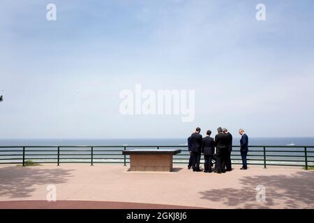 Il presidente Barack Obama segna il 65° anniversario dell'invasione del D-Day con i veterani Clyde Combs e ben Franklin, nonché il presidente francese Nicolas Sarkozy, il primo ministro britannico Gordon Brown, il primo ministro canadese Stephen Harper e il principe inglese Charles il 6 giugno 2009 (foto ufficiale della Casa Bianca di Pete Souza) Questa fotografia ufficiale della Casa Bianca è resa disponibile per la pubblicazione da parte delle organizzazioni di stampa e/o per uso personale per la stampa da parte del soggetto(i) della fotografia. La fotografia non può essere manipolata in alcun modo né utilizzata in materiali, pubblicità, prodotti o promozioni Foto Stock