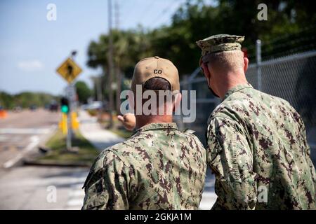 210430-N-YD864-1050 STAZIONE NAVALE MAYPORT, Fl. (30 aprile 2021) Stazione Navale Mayport comandante ufficiale Capt. Jason G. Canfield discute le iniziative di sicurezza di base con Vice ADM. Yancy B. Lindsey, comandante, comando installazioni Navy. Morsa ADM. Lindsey ha visitato vari comandi nella regione sud-orientale, per includere la base aerea navale di Jacksonville e la base sottomarina navale di Kings Bay. Foto Stock