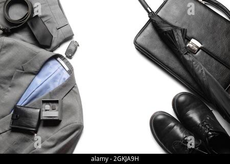 Abbigliamento maschile e set di accessori eleganti su sfondo bianco Foto Stock