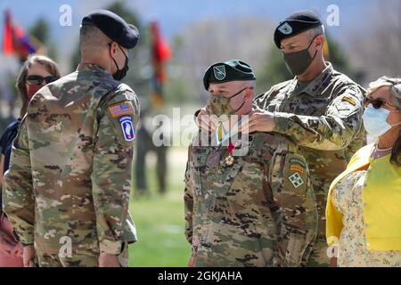 Gen. Matthew Mcfarlane, comandante generale della IV Divisione di fanteria e comando Sgt. Il Major Adam Nash, sergente di comando maggiore del 4° INF. Div., premia Briga. Gen. Isaac Peltier, vice comandante generale del sostegno al 4° INF. Div., con la Legione della Medaglia di merito e dell'Ordine della Medaglia di San Maurizio il 30 aprile 2021, Fort Carson CO. Questa cerimonia si svolge per onorare il generale uscente, Isaac Peltier. Foto Stock