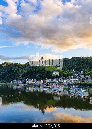 Vista pittoresca sul fiume mosella verso il castello di Cochem. Foto Stock