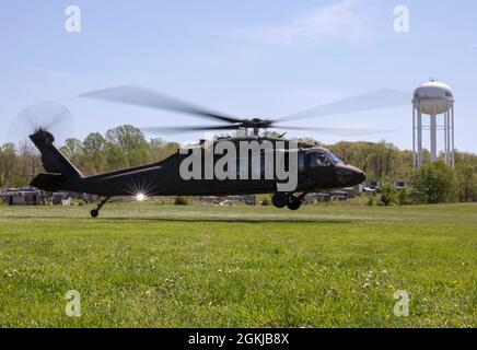 Un elicottero UH-60L Blackhawk pilotato dai soldati della quarta Brigata dell'aviazione di combattimento, ft. Carson, col., atterra al Muscatuck Urban Training Center, come parte di uno scenario di addestramento di evacuazione di massa 1 maggio. La formazione fa parte di Guardian Response 21, una Homeland Emergency Response Enterprise multicomponente gestita dalla 78° Divisione di addestramento della Army Reserve. Molteplici agenzie militari e civili dove si gioca per lo scenario, tra cui locale, contea, stato e federale, nonché il Dipartimento della Difesa. Foto Stock