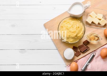 Ingredienti per la preparazione di churros su sfondo di legno chiaro Foto Stock