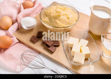 Ingredienti per la preparazione di churros su sfondo di legno chiaro Foto Stock