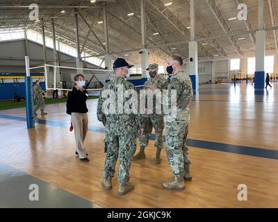 Michael poss e vice ufficiale comandante Lt. Col. Alex carter ricevono un tour della palestra fisica della Freedom Hall dal Capt. Erik Thors, comandante del comando di addestramento della Marina degli Stati Uniti e ufficiale esecutivo CMdR. Stephanie Hayes in Great Lakes, Ill. Foto Stock