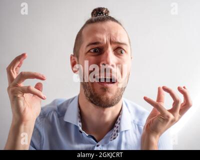 White Young Man sembra triste, stressato e confuso Foto Stock