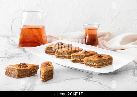 Piatto con gustoso baklava su sfondo chiaro Foto Stock