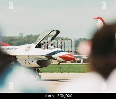 Maja Michelle Curran, il pilota del Lead solo per lo Squadrone della dimostrazione dell'aeronautica degli Stati Uniti, si prepara per il volo a St. Joseph, Missouri, 1 maggio 2021. Prima di entrare a far parte del Thunderbirds, Curran è stato un pilota istruttore F-16 alla base della base della base della base della base della base della base aeronautica militare Naval Air Station, Fort Worth, Texas. Foto Stock