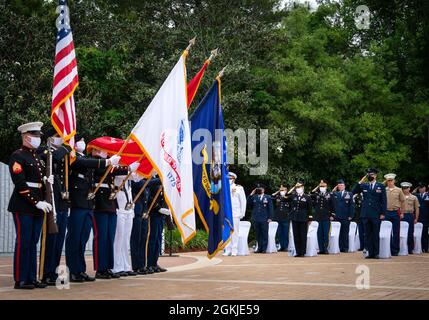 Una guardia d'onore del servizio congiunto presenta i colori per iniziare il 52° Servizio commemorativo annuale EOD, 1° maggio. I nomi dei tecnici EOD recenti caduti e passati vengono aggiunti al muro commemorativo e le bandiere vengono presentate alle loro famiglie durante una cerimonia ogni anno presso il Kauffman EOD Training Complex presso la base dell'aeronautica Eglin, Fl. l'esercito e la marina hanno aggiunto due nomi quest'anno. Il totale di tutti i servizi è ora pari a 343. Foto Stock