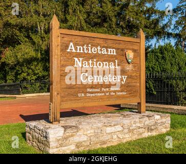 Il cartello per l'Antietam National Cemetery all'ingresso in una giornata estiva soleggiata a Sharpsburg, Maryland, USA Foto Stock