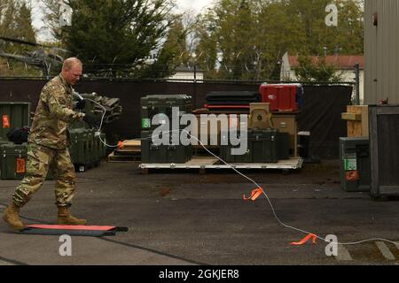 Il 242o Combat Communications Squadron conduce un esercizio di preparazione sul campo il 1° aprile 2021 su Camp Murray, Washington. Il 242o CCS ha impostato una varietà di servizi di comunicazione come il protocollo internet voice-over, rete router protocollo internet sicura e copertura router protocollo internet non sicura. Foto Stock