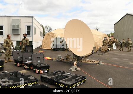 Il 242o Combat Communications Squadron conduce un esercizio di preparazione sul campo il 1° aprile 2021 su Camp Murray, Washington. Il 242o CCS ha impostato una varietà di servizi di comunicazione come il protocollo internet voice-over, rete router protocollo internet sicura e copertura router protocollo internet non sicura. Foto Stock