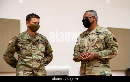 Comando dell'esercito degli Stati Uniti Sgt. Il Major John F. Sampa, sergente di comando maggiore della Guardia Nazionale dell'Esercito, presenta una moneta di sfida a un soldato arruolato junior, assegnato al 19° Gruppo delle forze speciali (Airborne), per riconoscerlo per il suo duro lavoro e la sua dedizione a Camp Williams, Utah, 2 maggio 2021. Comando Sgt. Il Major Sampa ha parlato con i soldati delle abilità di leadership, del successo come soldato della Guardia Nazionale, e ha affrontato le preoccupazioni specifiche dei soldati delle 19 forze speciali. Foto Stock