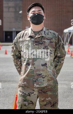 U.S. Air Force Airmen 1st Class Jun Park, un nativo di Baltimora, Maryland, nato nella Corea del Sud, Ed è il manutentore dell'attrezzatura del veicolo assegnato al 628esimo Squadrone di preparazione della logistica, disposto alla base unita Charleston, Carolina del Sud, pone durante una pausa al centro di vaccinazione della Comunità (CVC) guidato dallo stato e federalmente-sostenuto all'ex Roosevelt High School in Gary, Indiana, 2 maggio 2021. Park fa parte di un gruppo di personale dell'Aeronautica militare assegnato al 2° distaccamento, il 64° Gruppo di spedizione aerea che sosterrà gli sforzi di vaccinazione. La sua responsabilità principale è il check in co Foto Stock