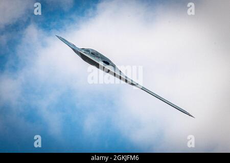 Un velivolo B-2 Spirit Stealth vola in alto durante lo spettacolo aereo Speed of Sound all'aeroporto Rosecrans Memorial di St. Joseph, Missouri, 2 maggio 2020. Lo spettacolo aereo è stato ospitato dalla 139 Ala Airlift, e la città di San Giuseppe per ringraziare la comunità per il loro sostegno. Il comitato di esposizione aerea ha stimato circa 30,000 persone hanno partecipato durante gli spettacoli di fine settimana in cui gli Stati Uniti Air Force Thunderbirds Air Demonstration Squadron sono stati presentati. Foto Stock